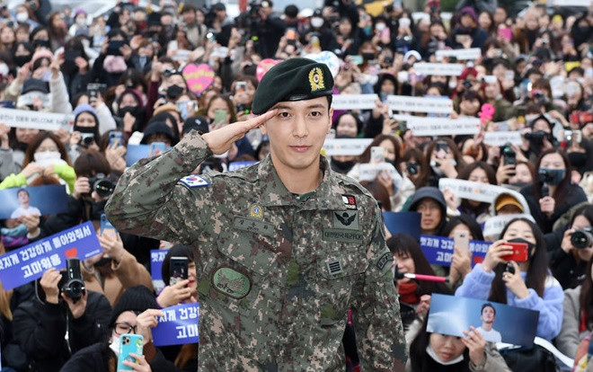 Jung Yong Hwa (CNBLUE) rạng rỡ xuất ngũ trong vòng tay hàng 1000 người hâm mộ Ảnh 2