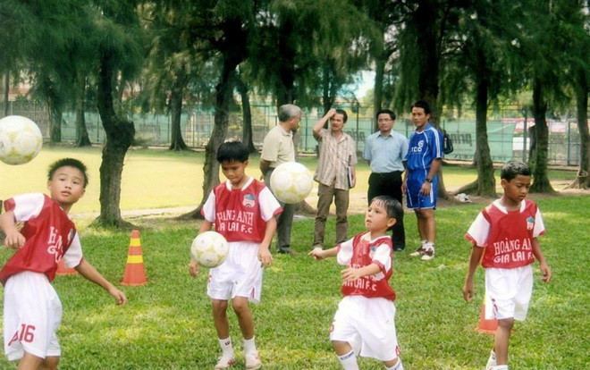 'Bóng đá đâu chỉ có riêng ánh hào quang, hãy học tập thật tốt' Ảnh 2