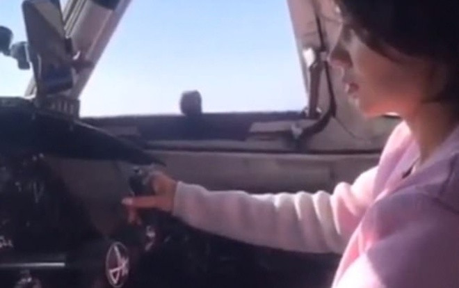 Phi công cho hành khách lên điều khiển máy bay chở 50 người Ảnh 2