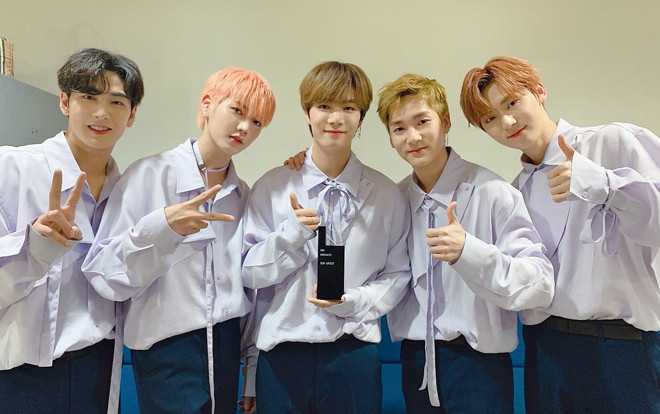 Không ngại đối thủ nặng kí, Nu'est lần đầu thắng cúp trên Inkigayo với 'Love me' Ảnh 2