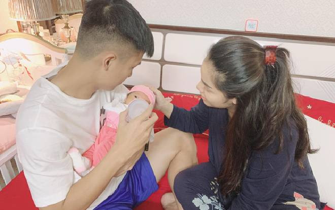 Hành động chuẩn 'người chồng lý tưởng' của cầu thủ Bùi Tiến Dũng được dân tình ngợi khen Ảnh 2