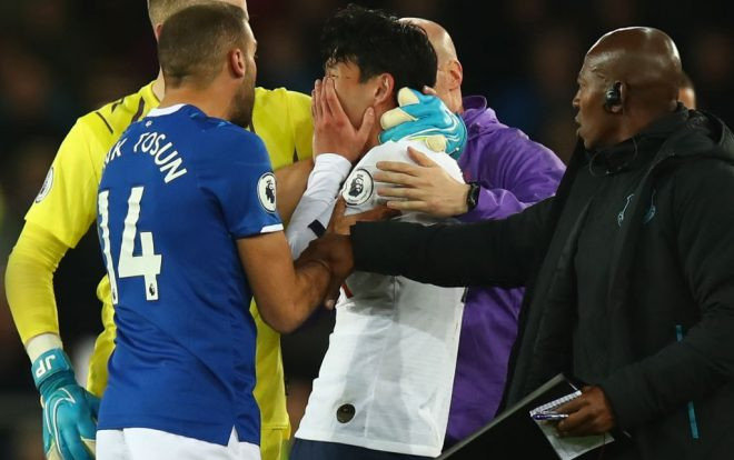 Son Heung Min ôm đầu khóc vì khiến cựu sao Barca bất tỉnh Ảnh 2