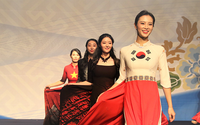 Người mẫu Hàn Quốc không giấu nổi niềm say mê khi diễn thời trang áo dài Việt Ảnh 2