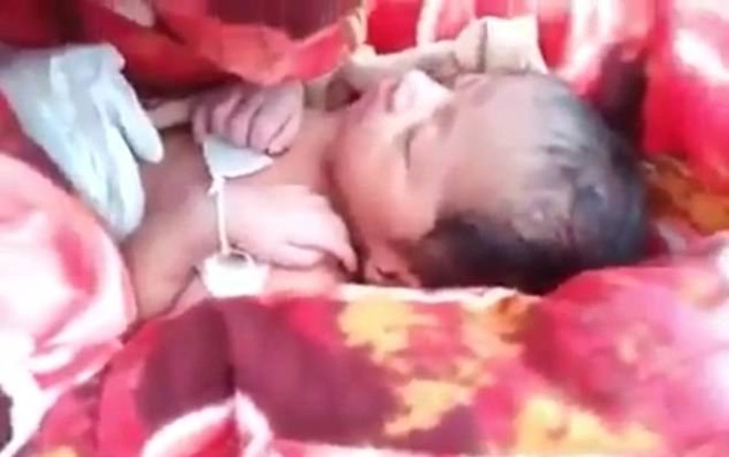 Giải cứu bé sơ sinh còn đỏ hỏn sắp bị người nhà chôn sống Ảnh 2