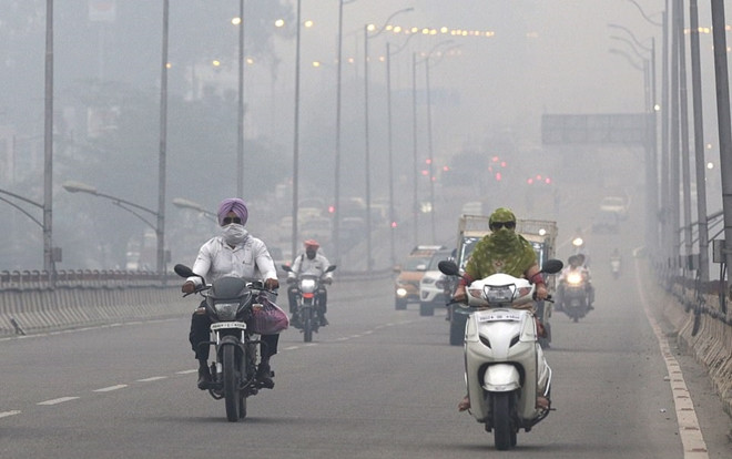 Cuộc sống đảo lộn giữa ô nhiễm không khí cực kỳ nghiêm trọng ở thủ đô New Delhi của Ấn Độ Ảnh 2
