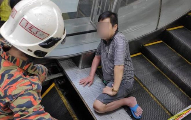 Hãi hùng cảnh thang cuốn 'nuốt' cả chân của người đàn ông Ảnh 2