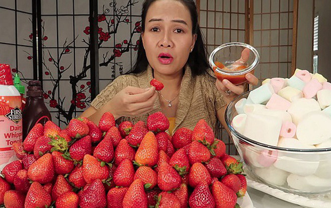 Sau bà Tân và Quỳnh Trần JP, vlogger Vinh Nguyễn Thị 'gây sốt' mạng xã hội với clip ăn uống 'chẳng giống ai' Ảnh 2