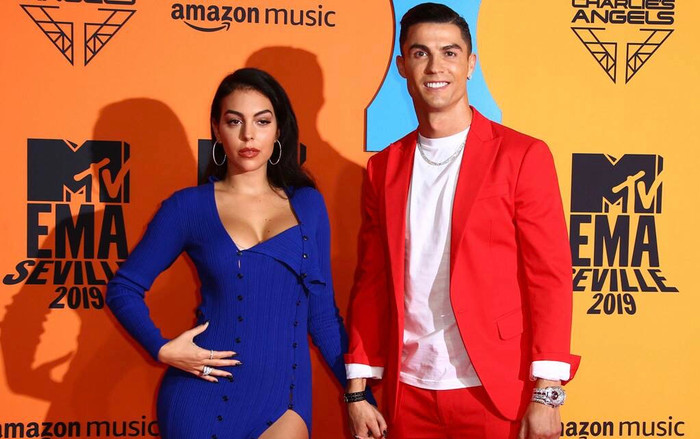 Ronaldo gây sốt vì liên tục 'sờ' vòng ba của bạn gái ở sự kiện âm nhạc Ảnh 2