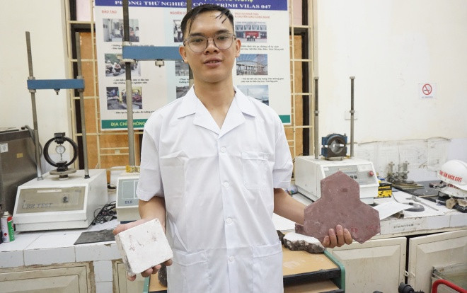 Nhóm sinh viên Hà Nội làm gạch lát vỉa hè đường từ túi nylon thải ngoài bãi rác Ảnh 2