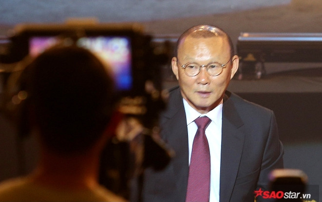 Cận cảnh mái đầu mới của HLV Park Hang Seo sau ngày đi làm đẹp Ảnh 2