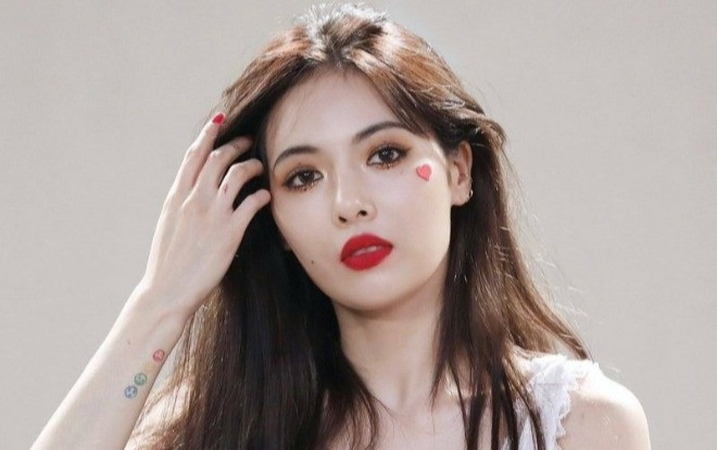 Fan HyunA nghẹn ngào nhận loạt quà siêu đáng yêu từ thần tượng tại hậu trường M countdown Ảnh 2