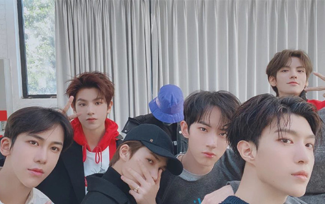 Đăng ảnh tụ họp cùng đồng đội, Phạm Thừa Thừa đánh bay tin đồn rút khỏi nhóm NEX7 Ảnh 2