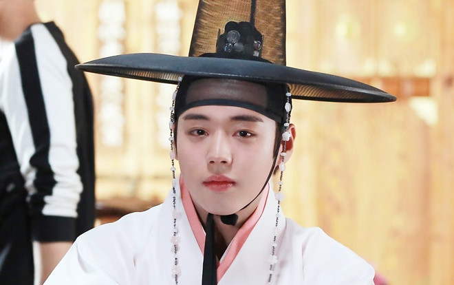 Park Ji Hoon (Wanna One): Idol duy nhất phá kỷ lục đứng đầu BXH diễn viên 8 tuần liền Ảnh 2