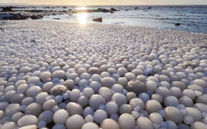 Kỳ thú hàng nghìn quả 'trứng' băng dạt vào bờ biển Phần Lan Ảnh 2