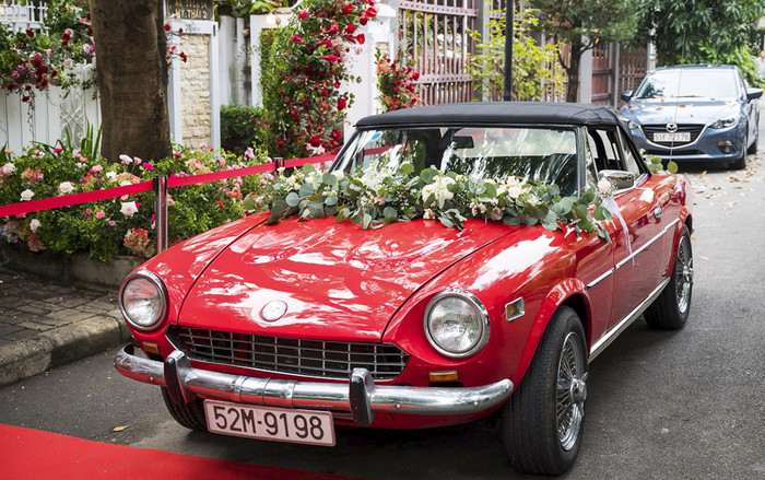 Choáng ngợp trước bộ sưu tập xe sang của Đông Nhi - Ông Cao Thắng: Chiếc đắt nhất lên đến hàng chục tỷ! Ảnh 2