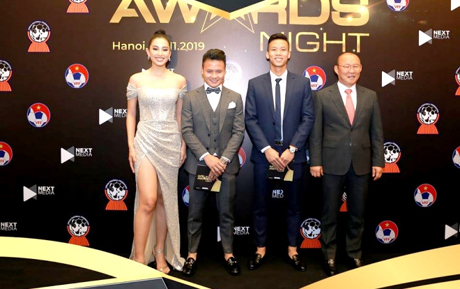 HLV Park Hang Seo, 'Song Hải' ngại ngùng trước Hoa hậu Trần Tiểu Vy Ảnh 2