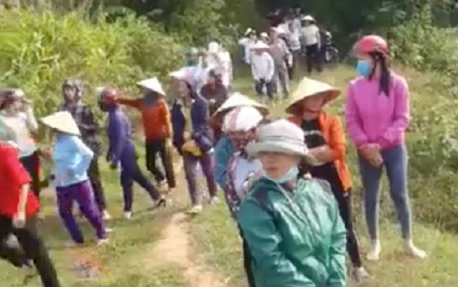 Người bà sát hại cháu nội thực nghiệm hiện trường lại hành vi xô cháu xuống đập nước Ảnh 2