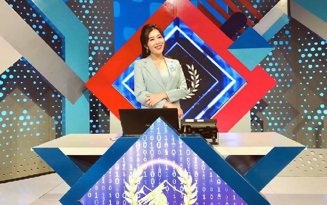 'Màu áo mới' của sân khấu Olympia năm thứ 20 khiến khán giả thích thú nhưng nhan sắc MC Diệp Chi mới là điều đáng chú ý hơn cả Ảnh 2