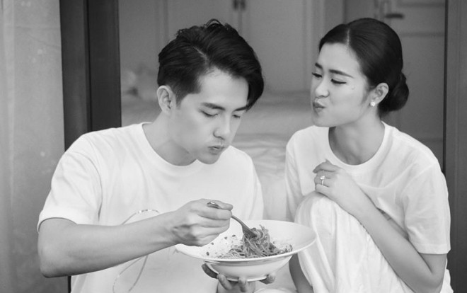 Hé lộ hình ảnh Đông Nhi - Ông Cao Thắng ăn vội trước giờ G: Giản dị nhưng đong đầy cảm xúc! Ảnh 2