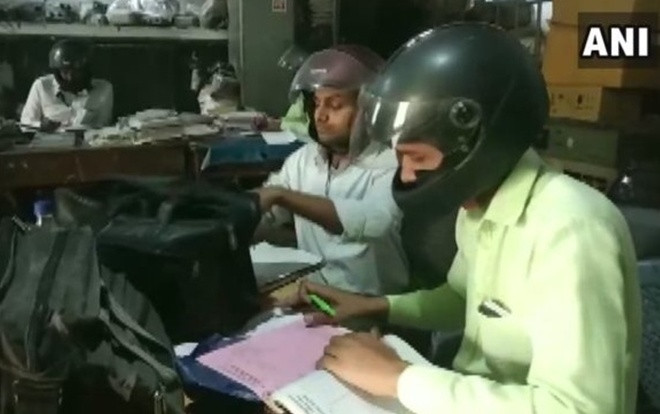 Sợ nhà sập bất cứ lúc nào, nhân viên đội mũ bảo hiểm khi làm việc Ảnh 2