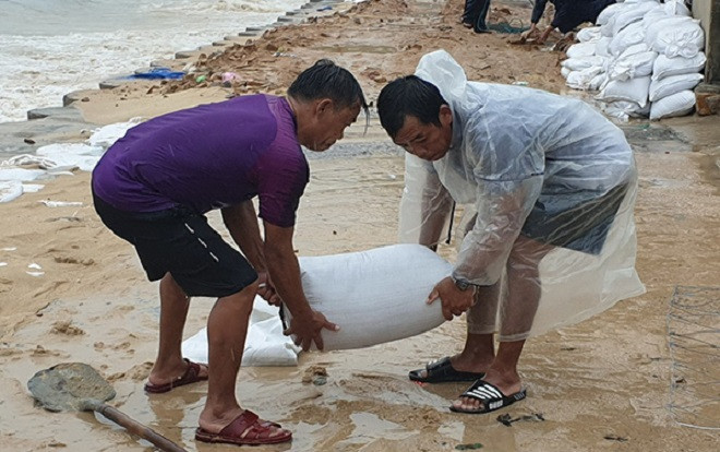 Bão số 6 áp sát đất liền: Gió giật dữ dội kèm mưa lớn, sóng biển ở Phú Yên cao 6-8 m Ảnh 2