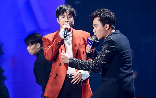 Clip: Trấn Thành song ca Người lạ ơi cùng Karik, chế lời ca khúc khiến fan… cười mệt Ảnh 2