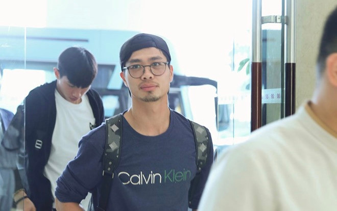 Công Phượng về nước cực ngầu, fan cứ ngỡ anh em song sinh với Đen Vâu Ảnh 2