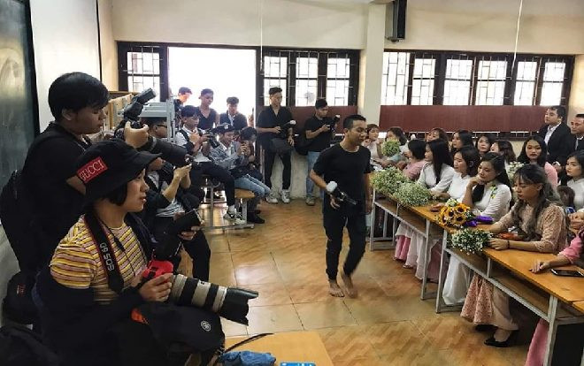 Buổi chụp ảnh kỷ yếu của các cô cậu học trò chẳng khác nào họp báo 'liveshow' các nghệ sĩ nổi tiếng Ảnh 2