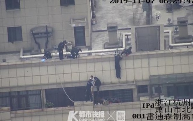 4 giờ sáng ôm hoa hồng tới nhà bạn trai cũ nhưng không được vào, thiếu nữ toan nhảy lầu từ tầng 30 Ảnh 2