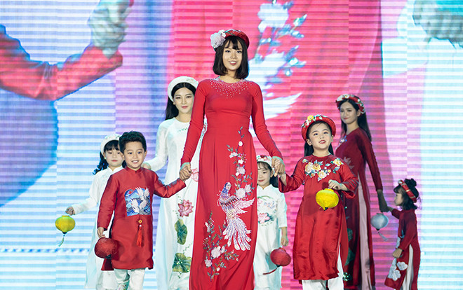 Nữ sinh ung thư vú của Đại học Ngoại Thương đội tóc giả diễn thời trang áo dài Ảnh 2