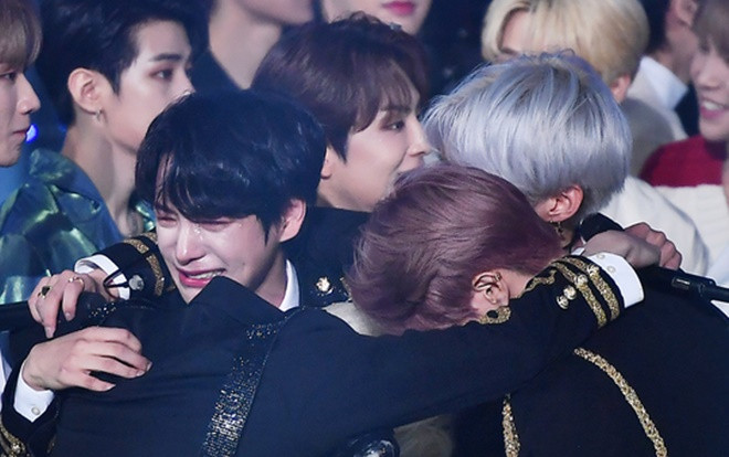 Vượt TXT, VICTON nhận cúp đầu tiên sau 3 năm debut: Khóc nức nở, gọi tên Han Seung Woo (X1) Ảnh 2