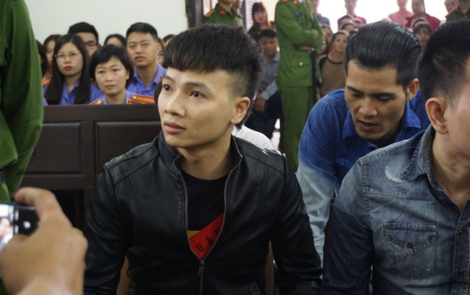 Khá 'Bảnh' vẫy tay chào bạn bè người thân khi bị áp giải tới phiên tòa sáng nay Ảnh 2