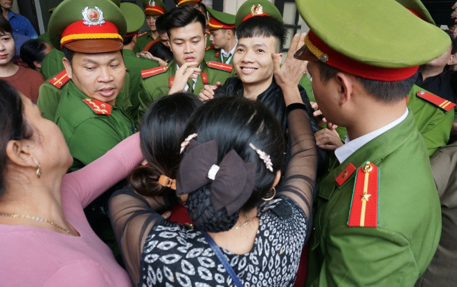 Khá ‘Bảnh’ ôm chặt người thân sau phiên toà: ‘Mọi người ở nhà giữ sức khoẻ nhé, con đi 10 năm thôi’ Ảnh 2