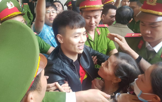 Mẹ Khá ‘Bảnh’ ôm chầm lấy con trai khi kết thúc phiên xét xử: 'Sẽ xây cho xong nhà chờ con ra tù' Ảnh 2