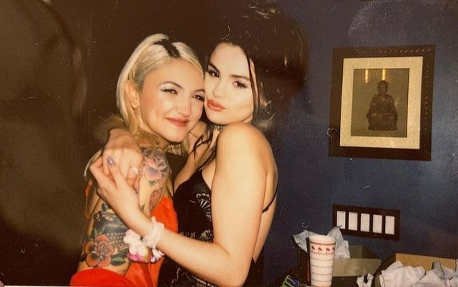 Selena Gomez gây sốc màn khóa môi và xăm hình đôi với cô bạn thân, netizen dậy sóng: Chị đẹp đã đổi gu? Ảnh 2