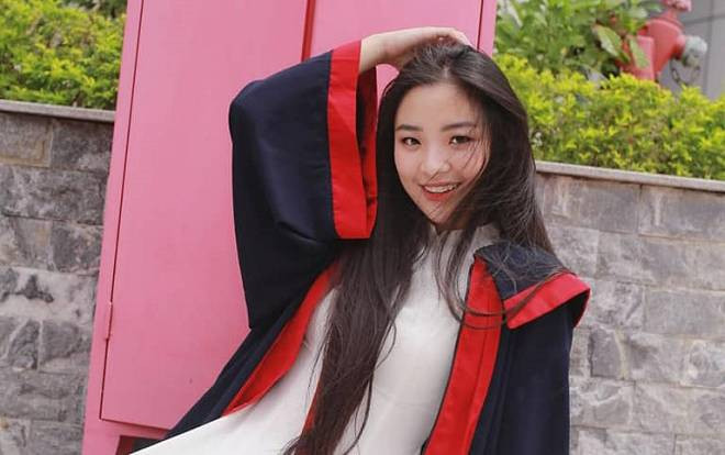 Hoa khôi ĐH Kinh tế quốc dân 'khoe' ảnh kỷ yếu toát lên đầy thần thái Ảnh 2