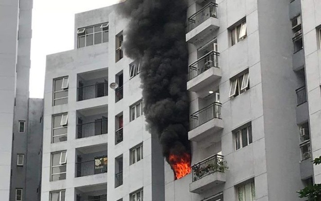 Cháy lớn căn hộ tầng 6 chung cư ở Hà Nội, nhiều cư dân sợ hãi ôm trẻ nhỏ tháo chạy xuống đất Ảnh 2