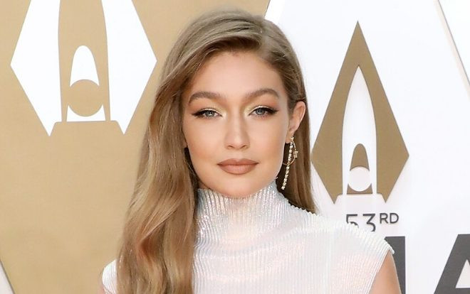 Chỉ dùng mỹ phẩm giá rẻ, lớp trang điểm ‘mắt nâu môi trầm’ của Gigi Hadid gây sốt trên thảm đỏ Ảnh 2
