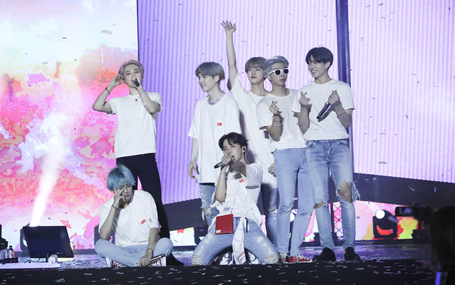 Choáng ngợp với tổng số tiền BTS thu được từ world tour 'Love Yourself: Speak Yourself' Ảnh 2