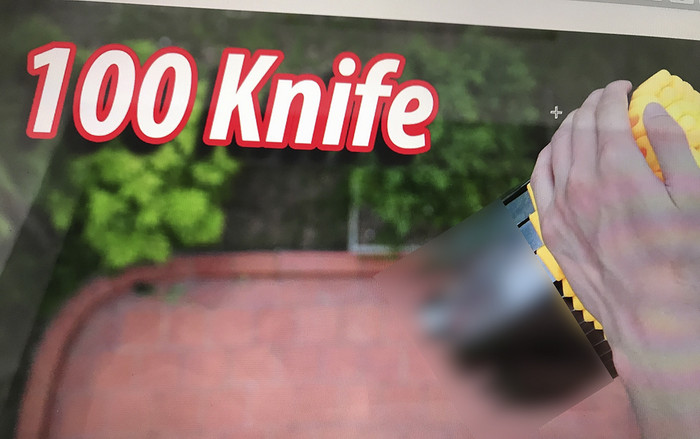 YouTuber nổi tiếng NTN làm vlog thả 100 con dao từ trên cao xuống đất để kiếm view Ảnh 2