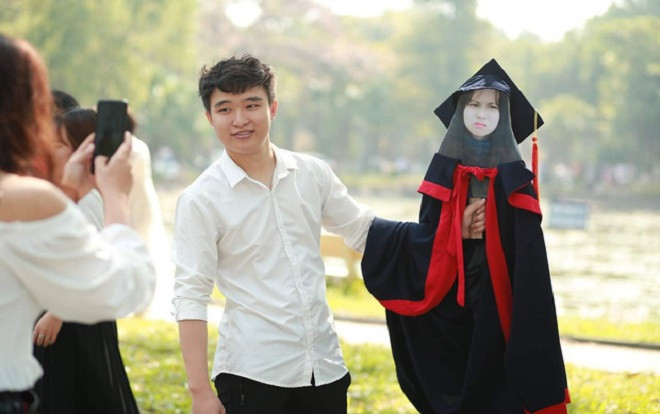 Người yêu không đến chụp ảnh kỷ yếu, nam sinh nghĩ ra ý tưởng ‘bá đạo’ khiến CĐM cười ngất Ảnh 2