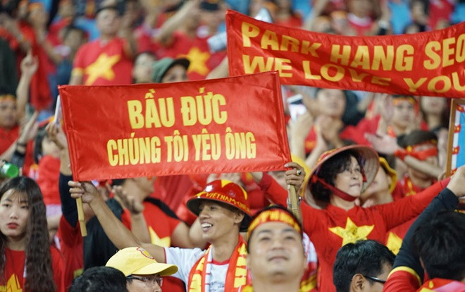 Đêm Mỹ Đình, người hâm mộ dành chữ tình cho bầu Đức! Ảnh 2