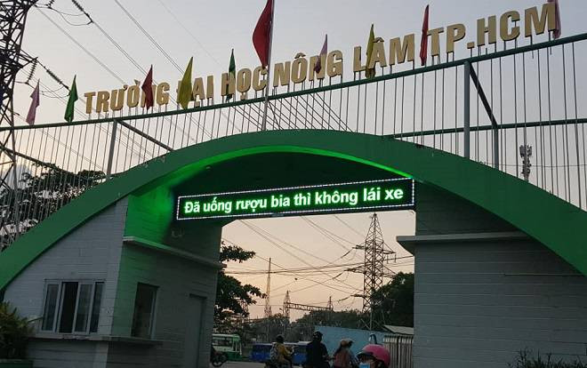 ĐH Nông Lâm TP.HCM gây ấn tượng với những khẩu hiệu ý nghĩa trước cổng trường nhắc nhở sinh viên chấp hành luật giao thông Ảnh 2