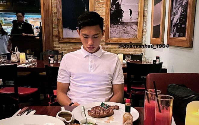 Văn Hậu lãng mạn ăn tối cùng bạn gái nóng bỏng sau tin đồn chia tay Ảnh 2