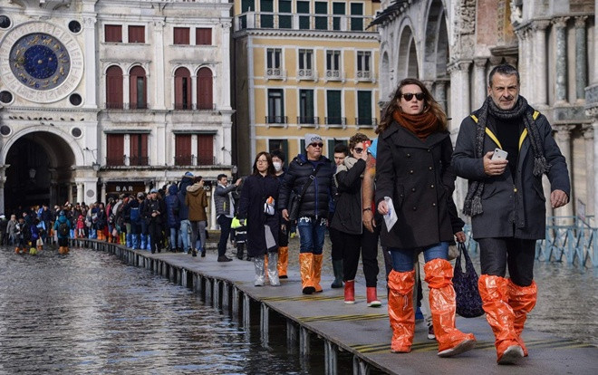 Dân Venice khóc ròng vì ngập lụt lịch sử, du khách vẫn mê mải selfie Ảnh 2