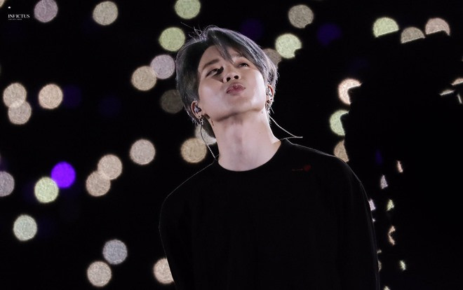 Jimin (BTS) khiến các fan phát cuồng bởi phong cách thời trang 'cơm nắm' của mình Ảnh 2