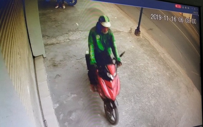 Mặc áo Grab rồi dàn cảnh hỏi đường táo tợn cướp xe máy của nữ sinh chỉ trong chốc lát Ảnh 2