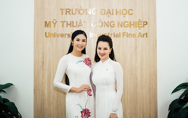 Hoa hậu Ngọc Hân và MC Huyền Châu mặc áo dài trắng nền nã về thăm trường cũ nhân ngày 20/11 Ảnh 2