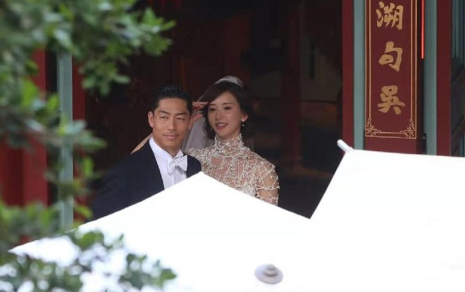 Lâm Chí Linh diện váy cưới xinh đẹp, ngọt ngào khoác tay ông xã tập dợt hôn lễ Ảnh 2