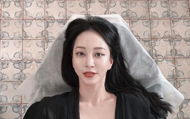 Khoe hình xăm khiêu gợi giữa ngực, Han Ye Seul nhận chỉ trích từ Knet Ảnh 2